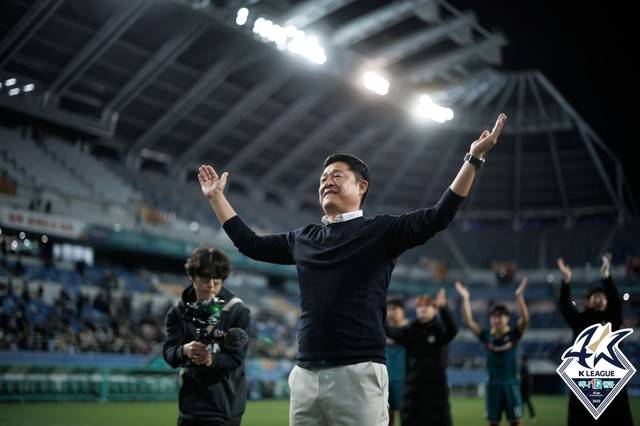 李章洙有望成为鲁能新任主帅？泰山球迷热烈欢迎他的到来