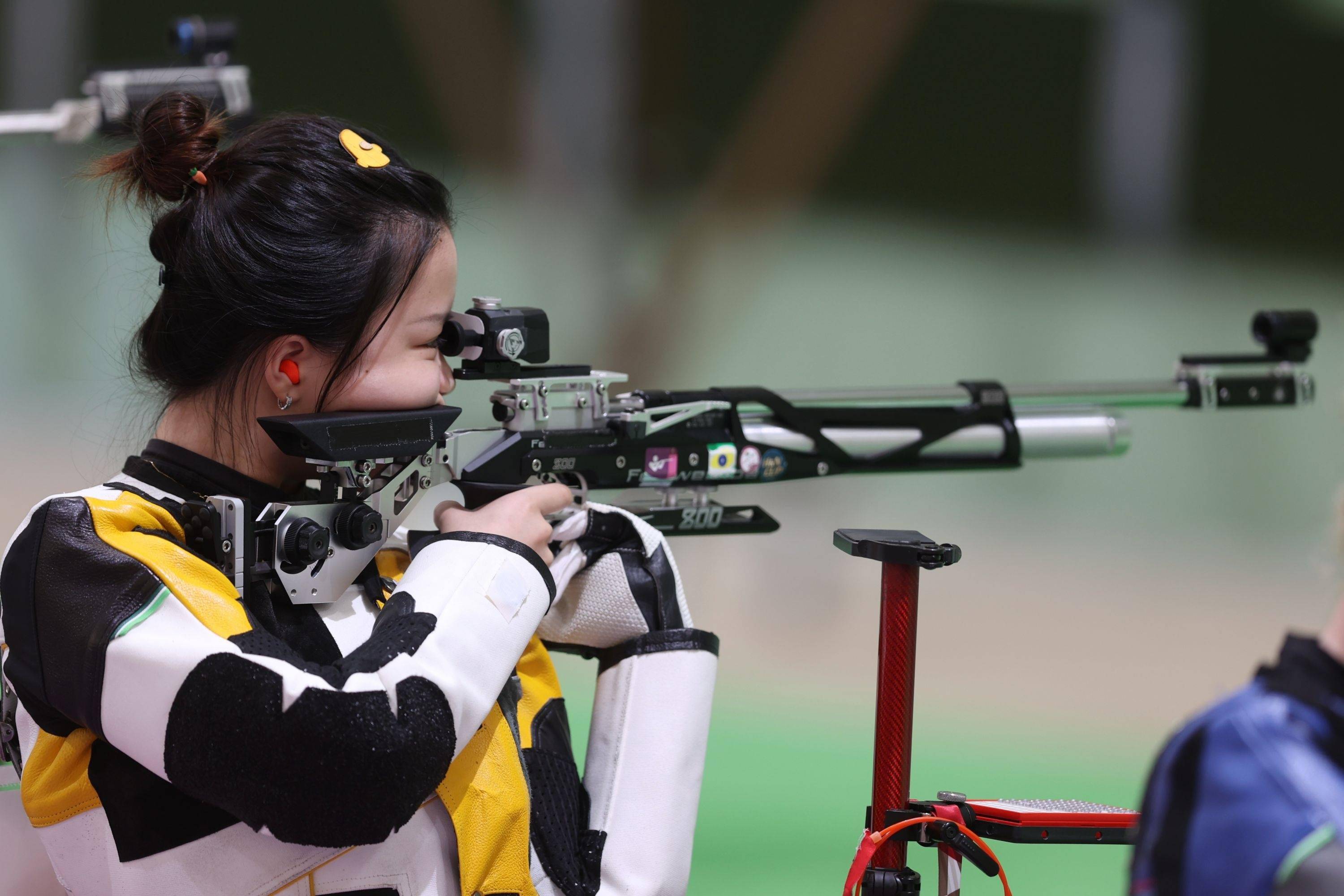 MK体育-射击女选手操控枪械完成射中