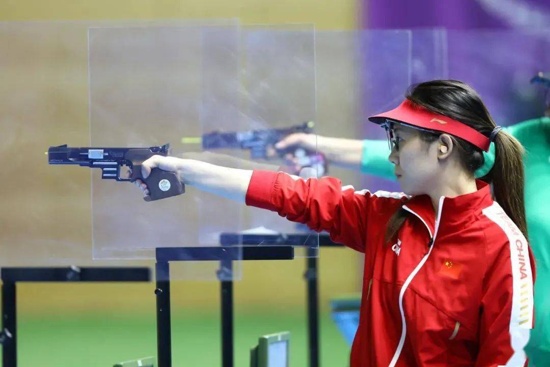 射击女选手操控枪械完成射中